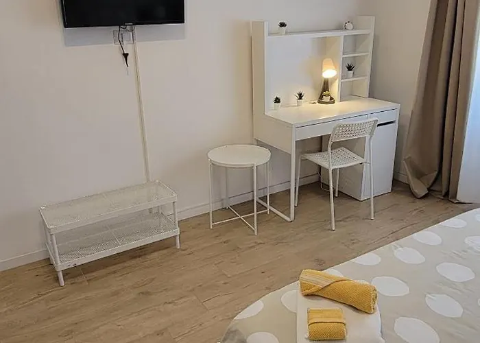 Fontana Di Trevi Apartment, 24h Check-in *